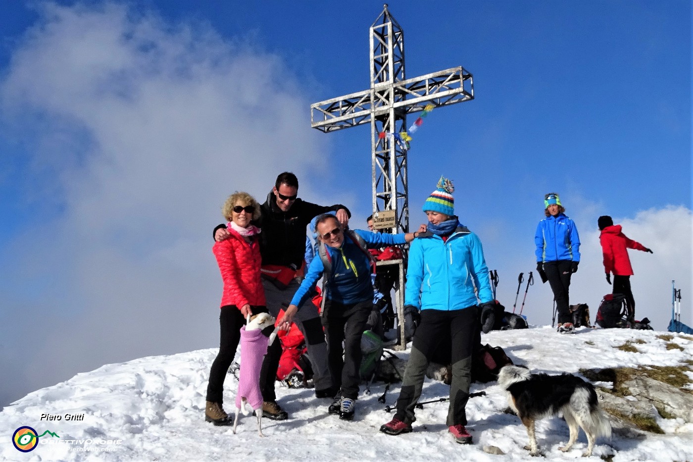 04 Alla croce di Cima Grem (2049 m) una stretta di...zampetta .JPG